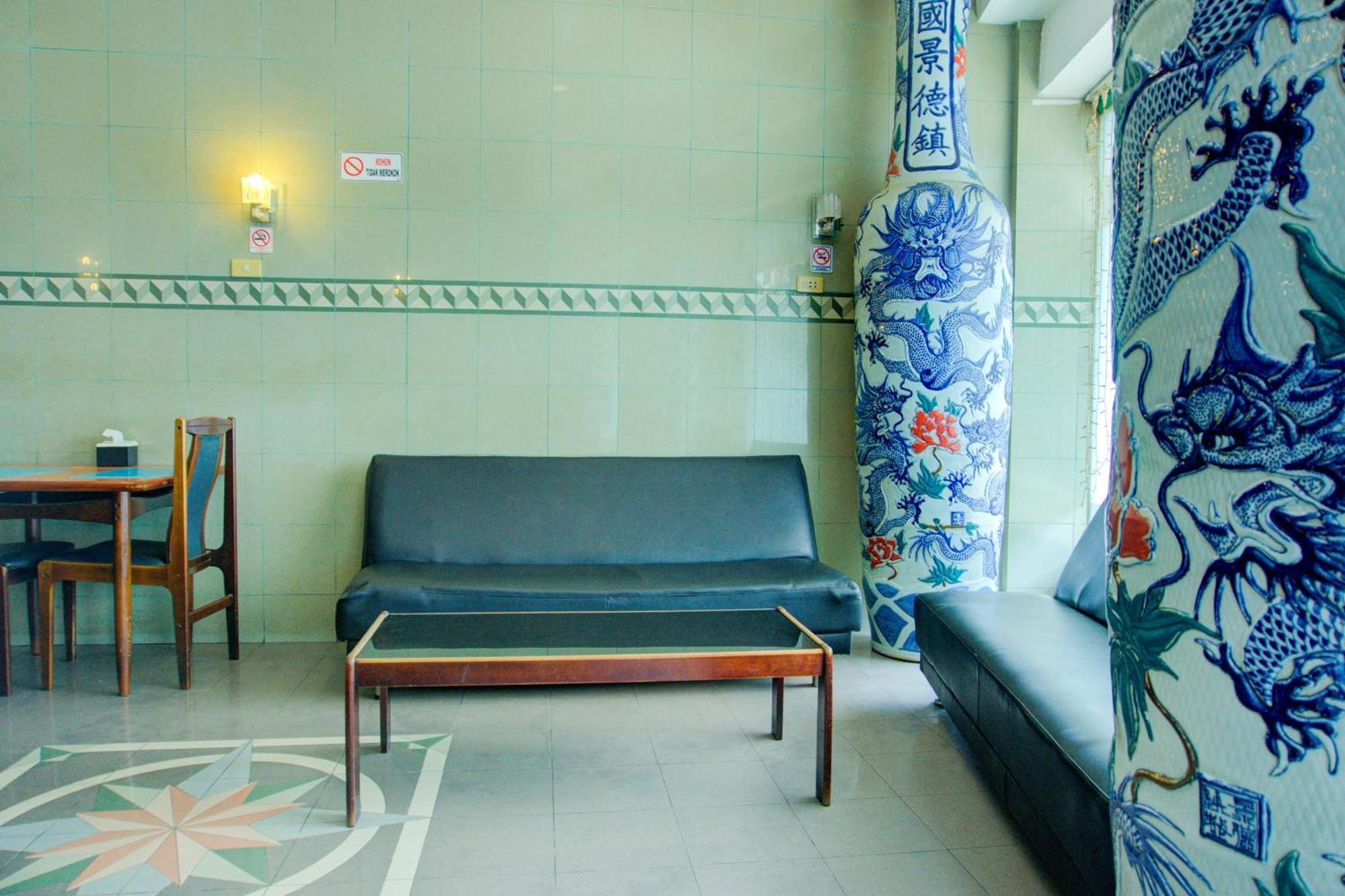 Townhouse Oak Palembang Near Jembatan Ampera Formerly Azzura Hotel Bagian luar foto