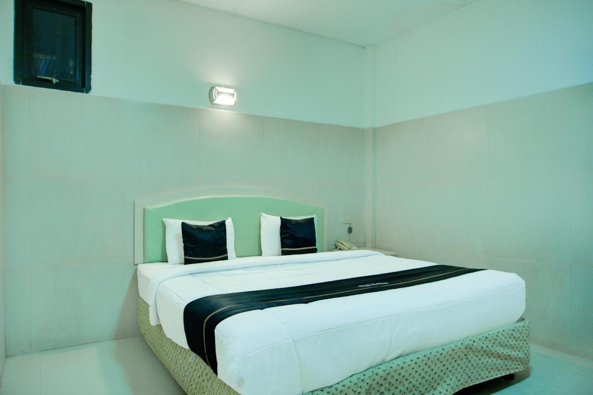 Townhouse Oak Palembang Near Jembatan Ampera Formerly Azzura Hotel Bagian luar foto